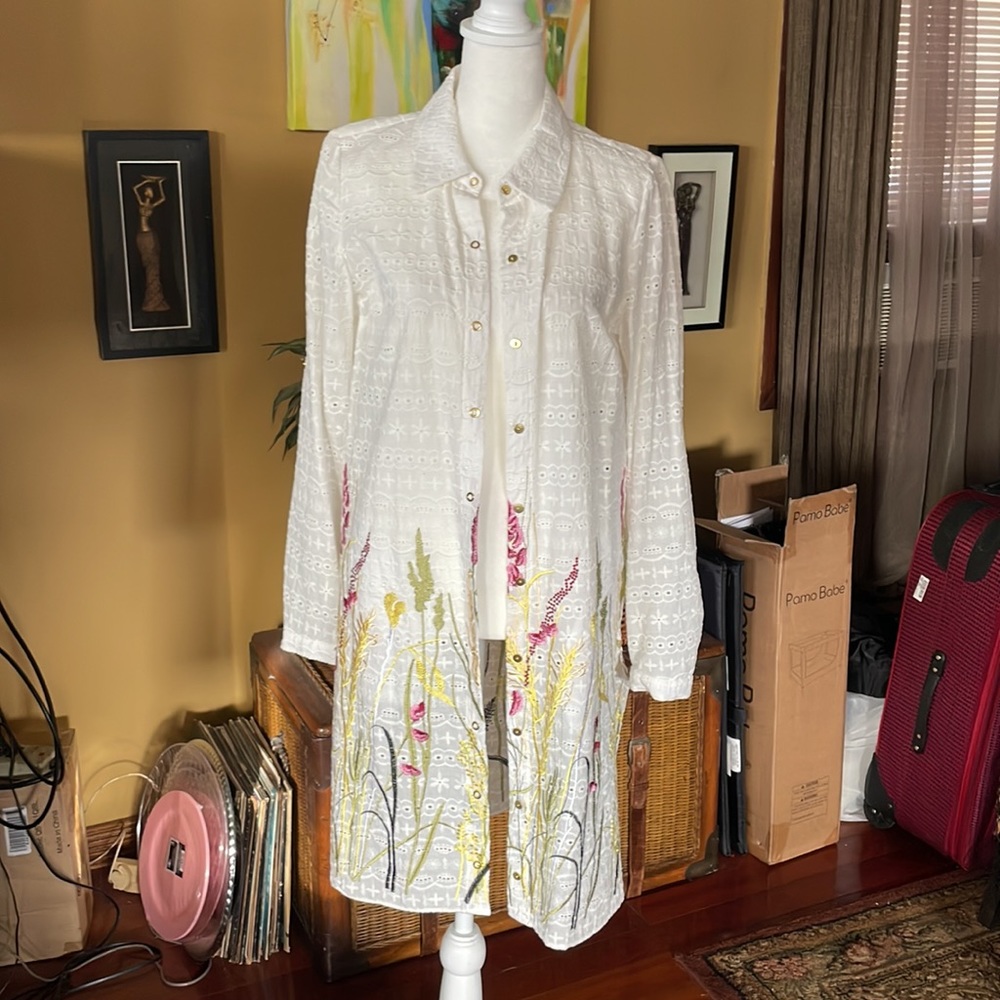 Tahari 2 Piece white Eyelet Jacket and Capris Sz S